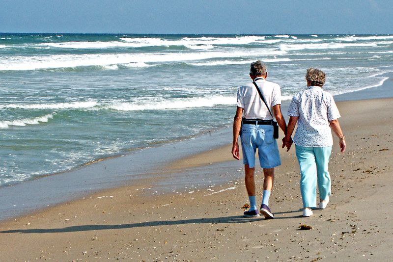 Coppia di pensionati in passeggiata lungo il mare italiano